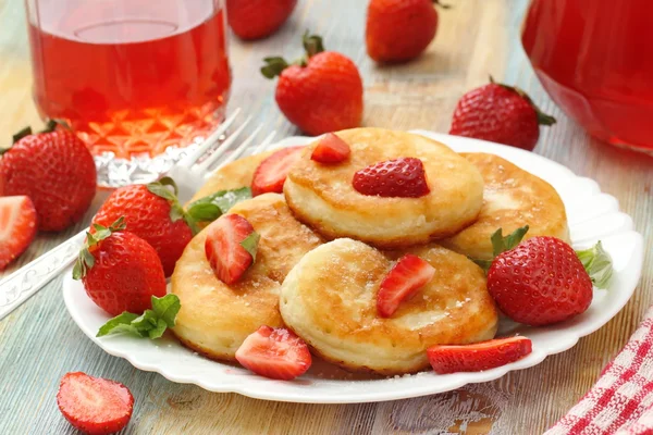 Pancakes with sugar powder and strawberry — Stock Photo, Image