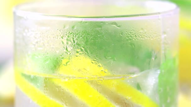 Summer drink with lemon, ice and mint — Stock Video