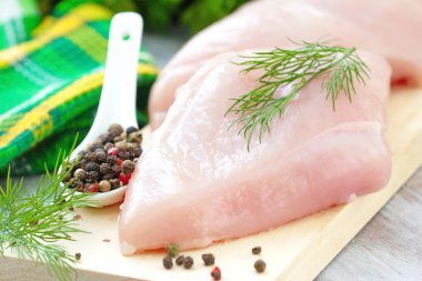 Baharatlar ve sebzeler çiğ tavuk fileto