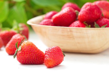 Tahta masada olgun kırmızı çilekler.