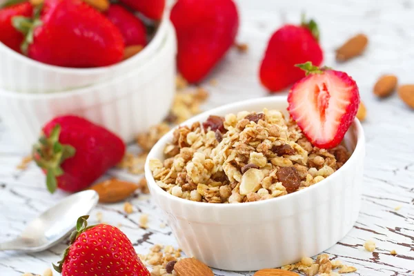 Granola de avena con almendras, chocolate y fresa fresca —  Fotos de Stock