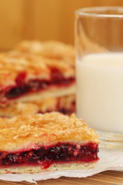 Yabani çilek ve elma pasta