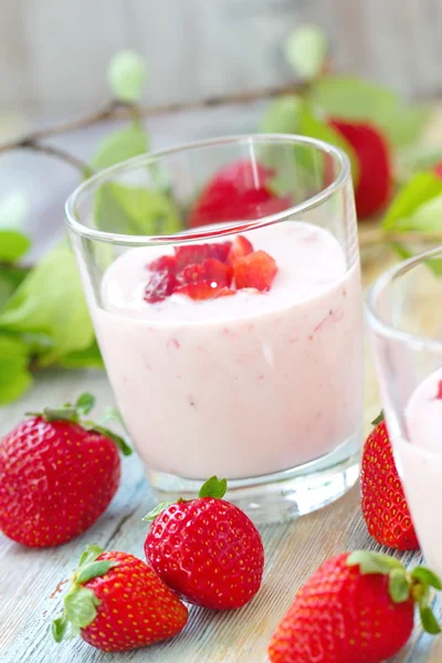 Strawberry yogurt and fresh berries — Stock Photo, Image