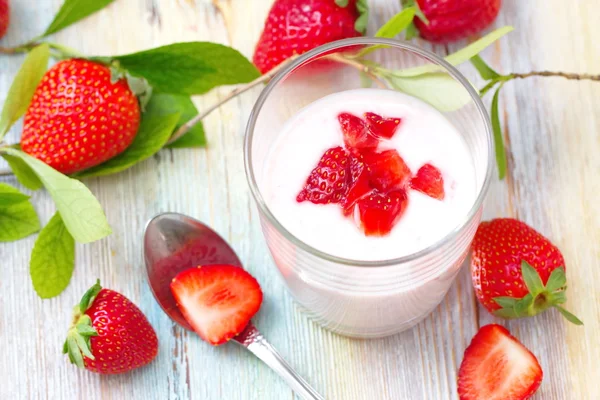 Yogurt alla fragola e bacche fresche — Foto Stock