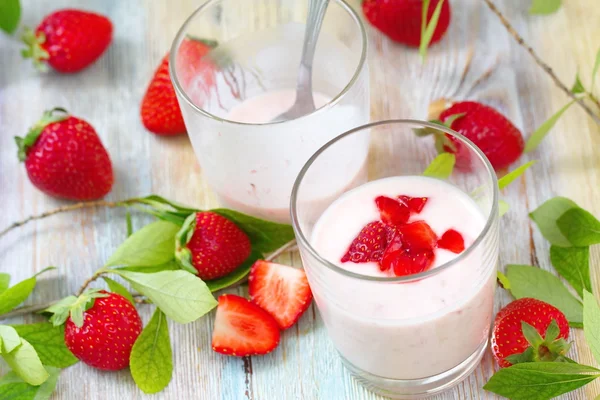 Yogur de fresa y bayas frescas —  Fotos de Stock