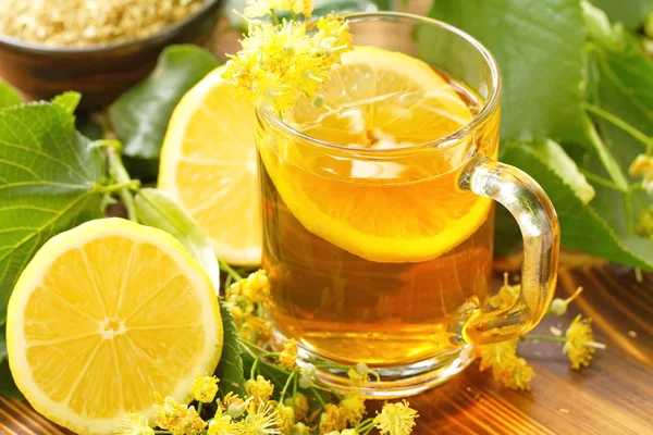 Bylinný čaj s lipové květy a citronem — Stock fotografie