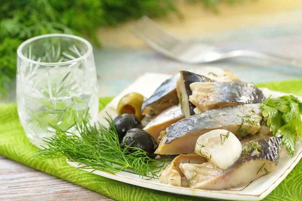 Filete de arenque y vaso de vodka —  Fotos de Stock