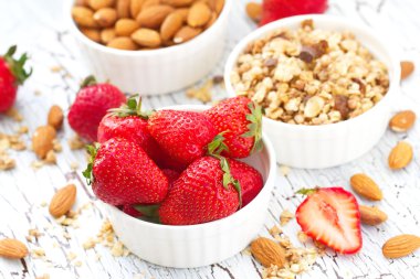 Taze çilek ve yulaf granola