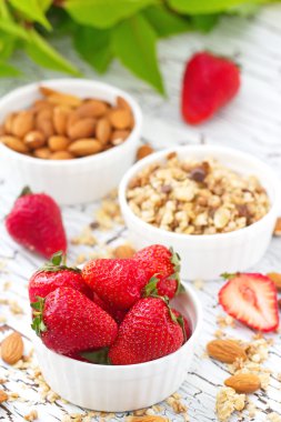 Taze çilek ve yulaf granola