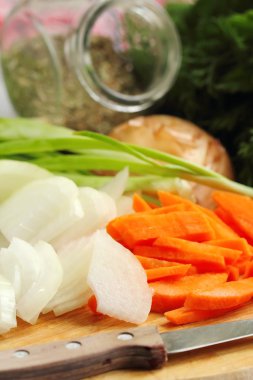 Dilimlenmiş soğan ve kıyma kurulu üzerinde havuç