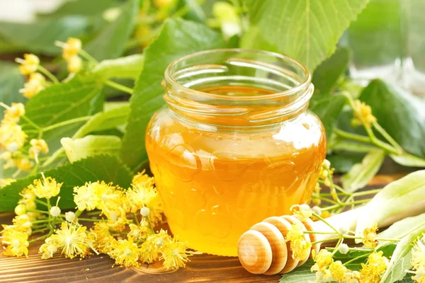 Липовий мед у скляній банці — стокове фото