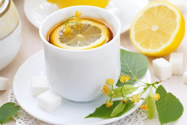 Bylinný čaj s lipové květy a citronem — Stock fotografie