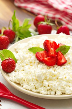 Çilekli süzme peynir.