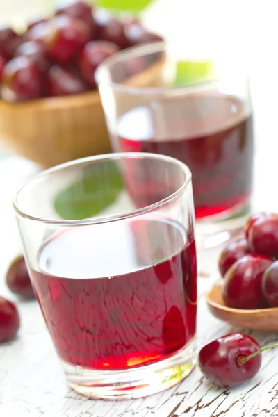 Cherry šťáva s čerstvým ovocem — Stock fotografie