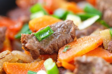 Kızarmış et ve sebze