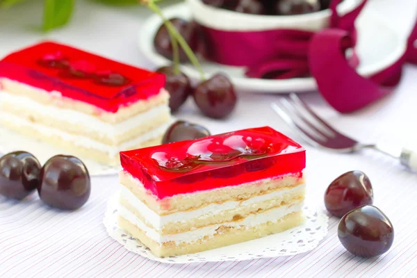 Sweet cold red jelly pie with cherries — Stock Photo, Image