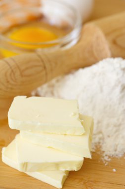 Malzemeler pişirme: tereyağı, yumurta ve un