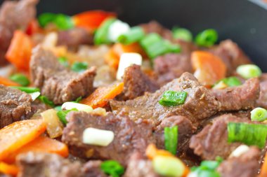 Kızarmış et ve sebze