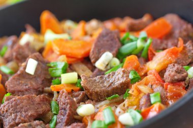 Kızarmış et ve sebze