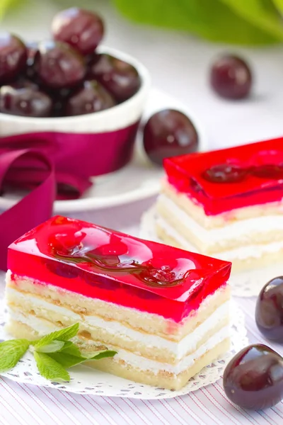 Sladká studená červené želé koláč s třešněmi — Stock fotografie