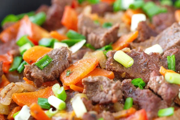 Kızarmış et ve sebze