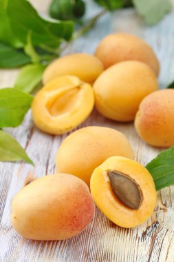 Masada olgun kayısılar var.