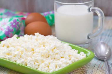 Süzme peynir, yumurta ve süt