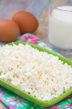 Süzme peynir, yumurta ve süt