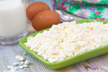 Süzme peynir, yumurta ve süt