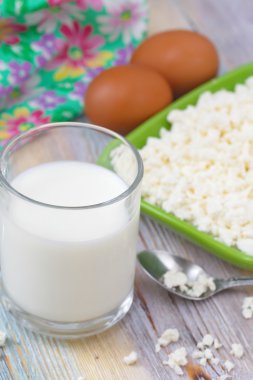 Süzme peynir, yumurta ve süt