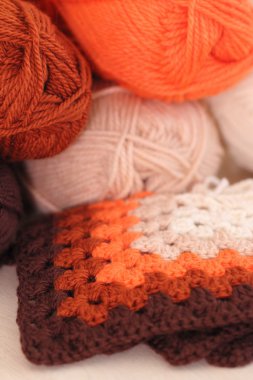 Tığ işi büyükanne kareler ve yün topları