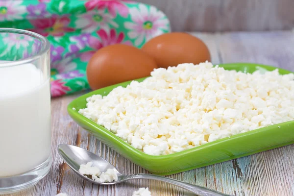 Süzme peynir, yumurta ve süt