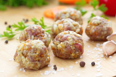 doğrama tahtası ve malzemelerle çiğ köfte