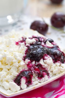 Kiraz reçelli süzme peynir.