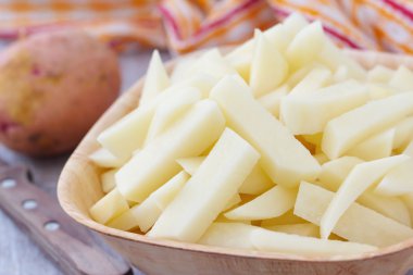 Ham patates bir kase dilimlenmiş