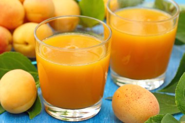 Olgun taze kayısı ve kayısı suyu