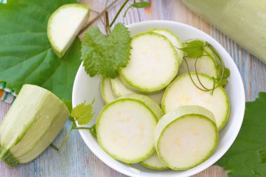 Yemek pişirmek için hazırlanan bir kasede iliği