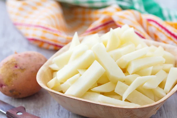 Сырой нарезанный картофель в миске — стоковое фото