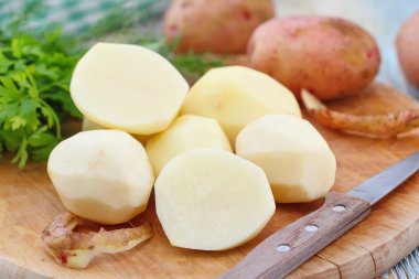 ham soyulmuş patates