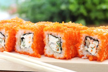 Suşi masada yuvarlanıyor.