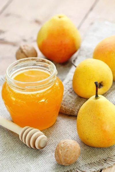 Poires fraîches, miel et noix — Photo