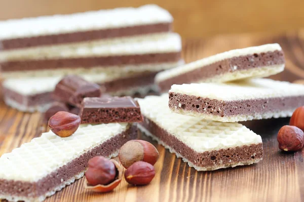 Oplatky s čokoládovou smetanou a ořechy — Stock fotografie