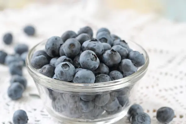 Bleuets frais dans un bol en verre — Photo