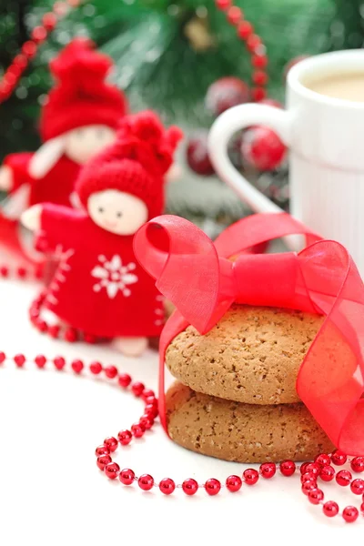 Káva a sušenky. Vánoční dekorace. — Stock fotografie