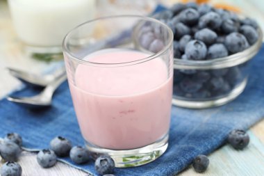 Böğürtlenli yoğurt ve taze çilek