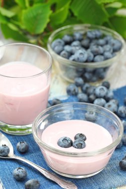Böğürtlenli yoğurt ve taze çilek