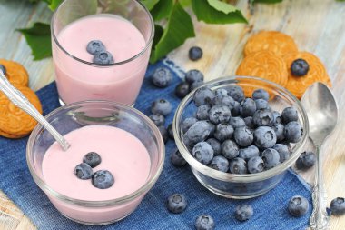 Böğürtlenli yoğurt ve taze çilek