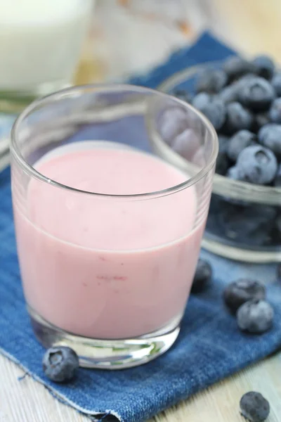 Yogurt ai mirtilli e bacche fresche — Foto Stock