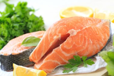 Sebze ve yemek pişirmek için hazırlanan limon ile çiğ balık