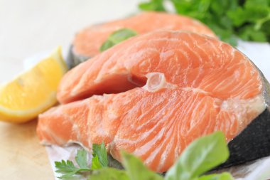 Sebze ve yemek pişirmek için hazırlanan limon ile çiğ balık